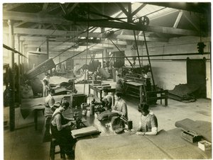 フェルト仕上げ部門、ロングメドウミル、1923 作： English Photographer
